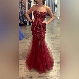 Beautiful burgundy prom dress size 4 never worn!